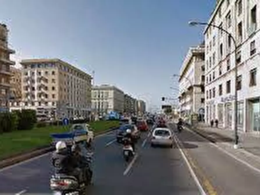 Immagine 4 di Ufficio in affitto  in Piazza Borgo Pila a Genova