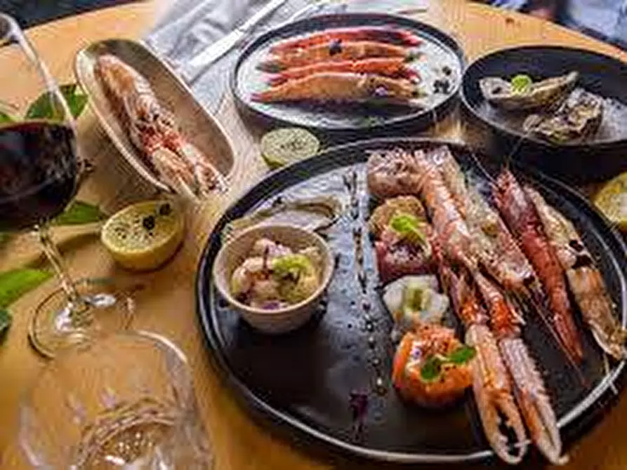 Immagine 1 di Attività commerciale in vendita  in Piazza Piccapietra a Genova