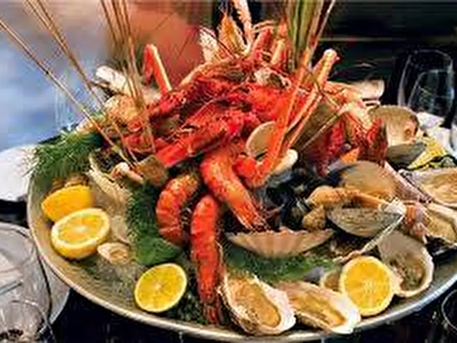 Immagine 3 di Attività commerciale in vendita  in Piazza Piccapietra a Genova