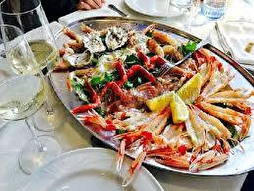 Immagine 4 di Attività commerciale in vendita  in Piazza Piccapietra a Genova