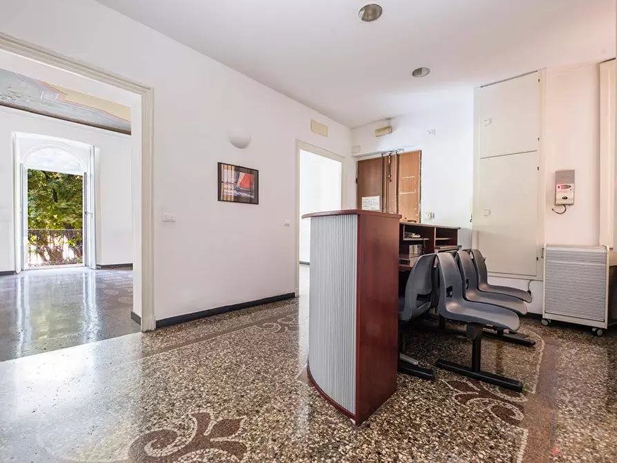 Immagine 6 di Appartamento in vendita  in corso ugo bassi a Genova