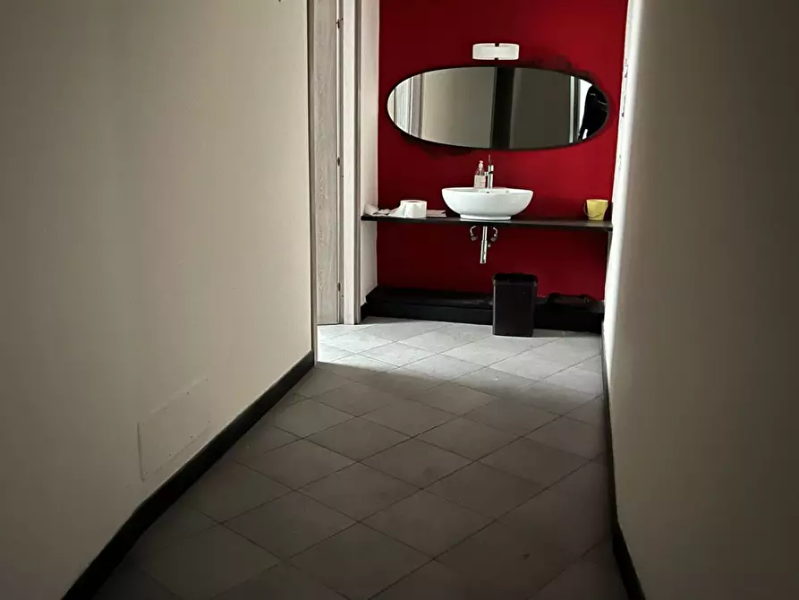 Immagine 20 di Locale commerciale in affitto  in Via Giordano a Genova