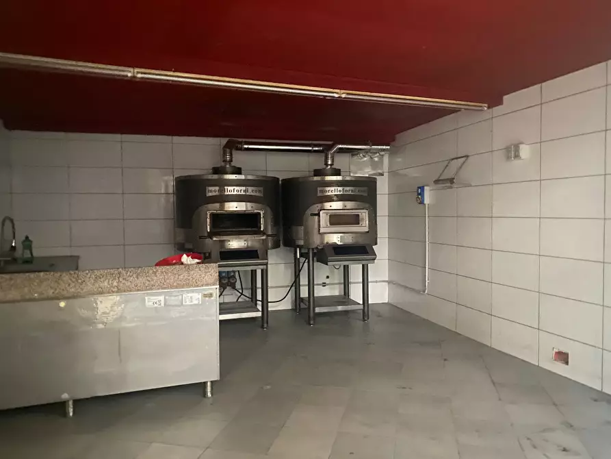 Immagine 12 di Locale commerciale in affitto  in Via Giordano a Genova