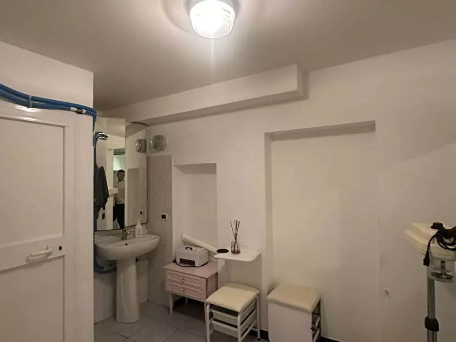 Immagine 10 di Attività commerciale in vendita  in Via Canneto il lungo a Genova