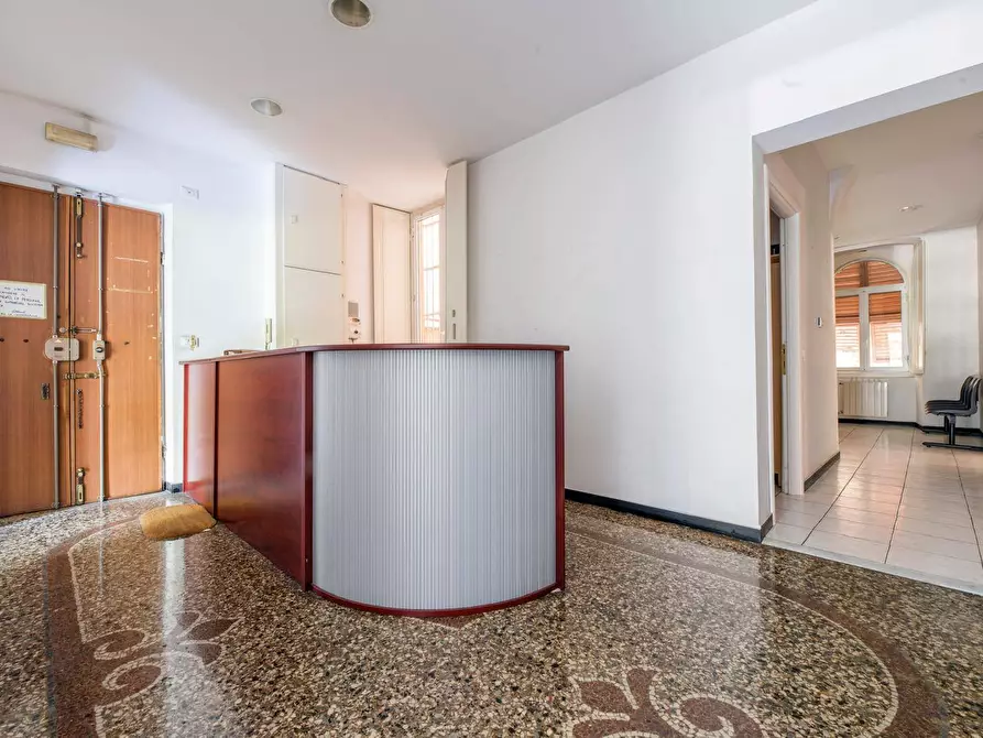 Immagine 3 di Appartamento in vendita  in corso ugo bassi a Genova