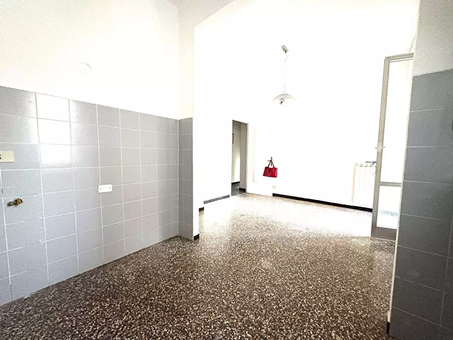 Immagine 5 di Appartamento in vendita  in Via Sestri 22 a Genova