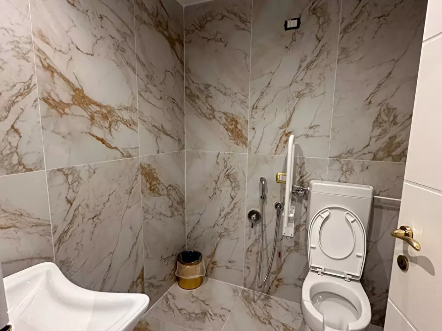 Immagine 4 di Negozio in affitto  in Via Del Commercio a Genova