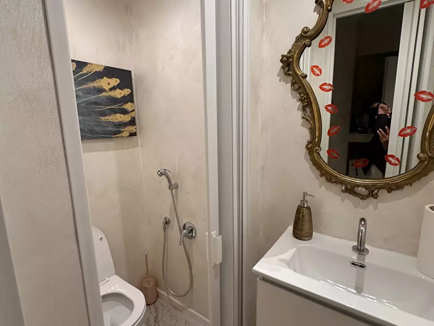 Immagine 5 di Negozio in affitto  in Via Del Commercio a Genova