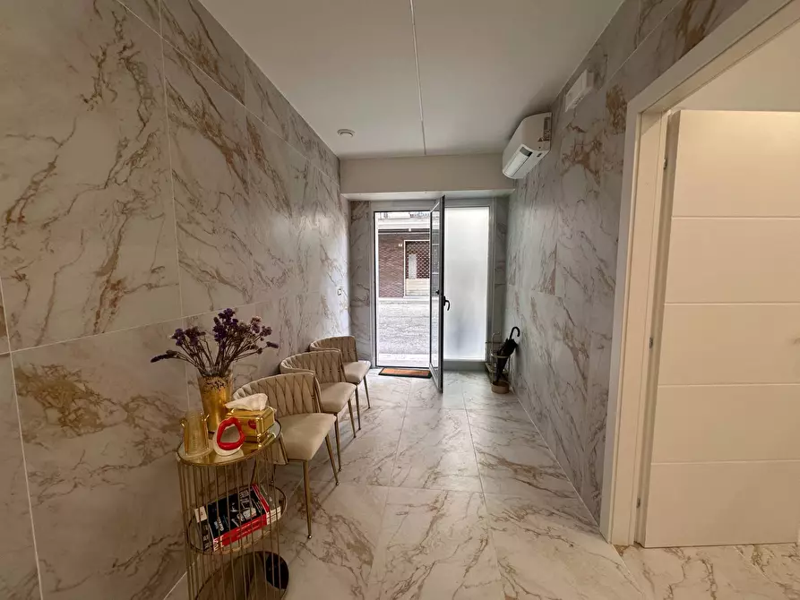 Immagine 8 di Negozio in affitto  in Via Del Commercio a Genova