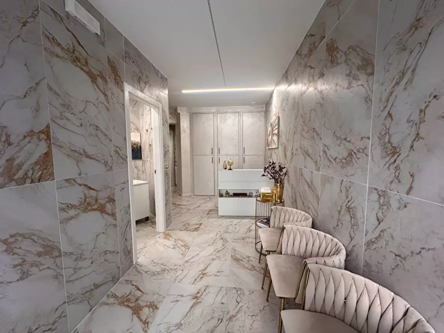 Immagine 1 di Negozio in affitto  in Via Del Commercio a Genova