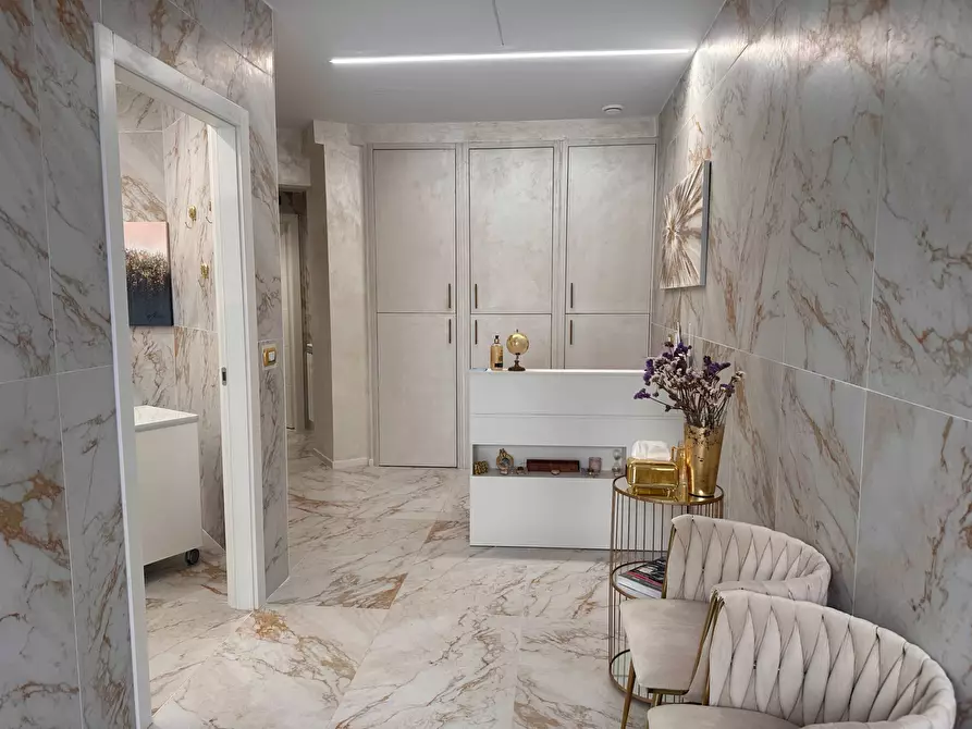 Immagine 10 di Negozio in affitto  in Via Del Commercio a Genova