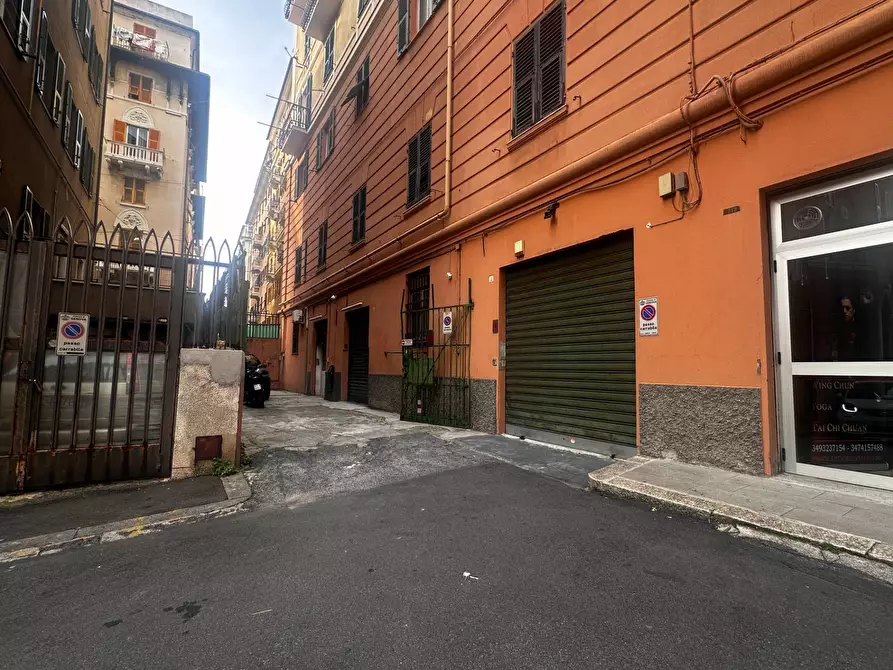 Immagine 5 di Locale commerciale in vendita  in Via Spinola Di San Pietro 6 a Genova