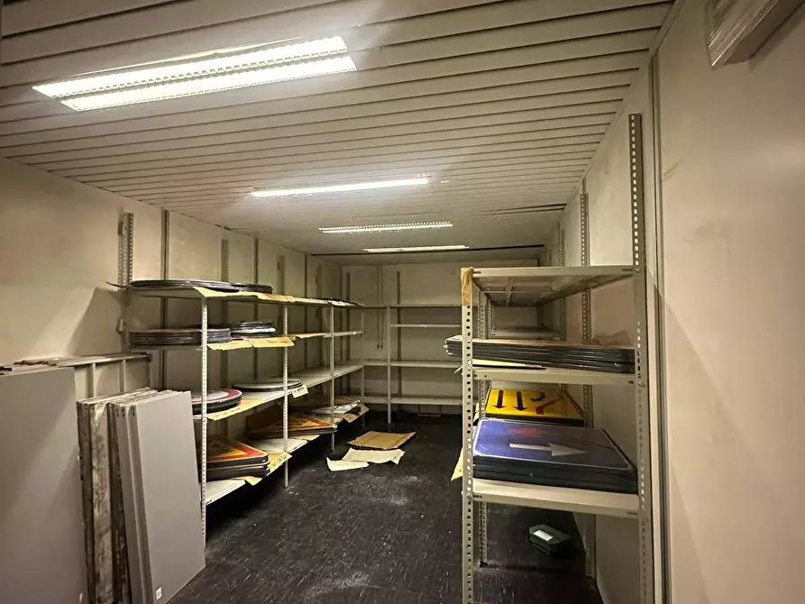 Immagine 10 di Magazzino   in Passo Ponte Carrega 62 a Genova