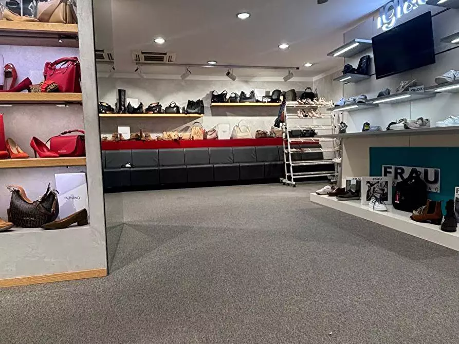 Immagine 23 di Magazzino   in Passo Ponte Carrega 62 a Genova