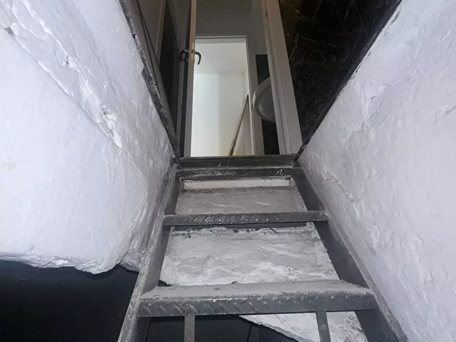 Immagine 3 di Negozio in affitto  in Via Assarotti 5R a Genova