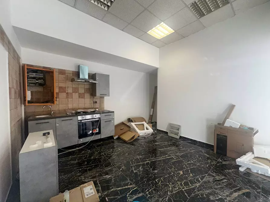 Immagine 4 di Negozio in affitto  in Via Assarotti 5R a Genova