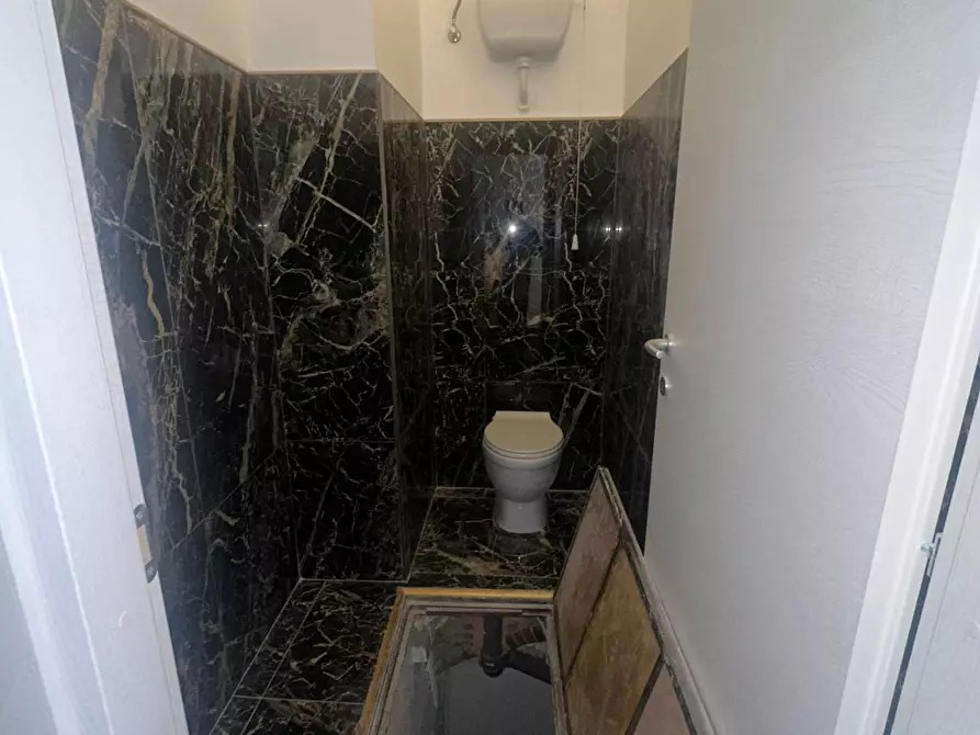Immagine 8 di Negozio in affitto  in Via Assarotti 5R a Genova