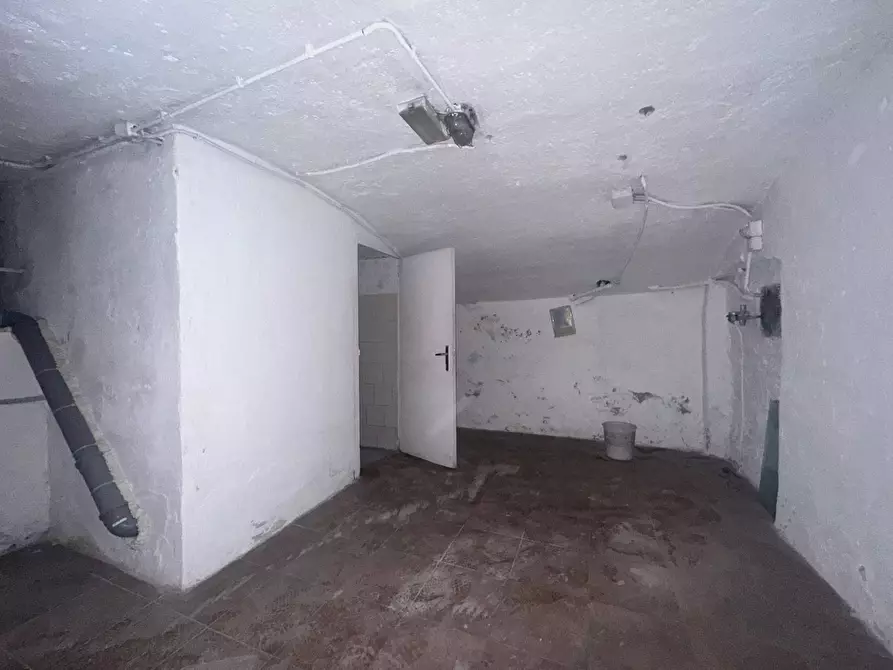 Immagine 9 di Negozio in affitto  in Via Assarotti 5R a Genova