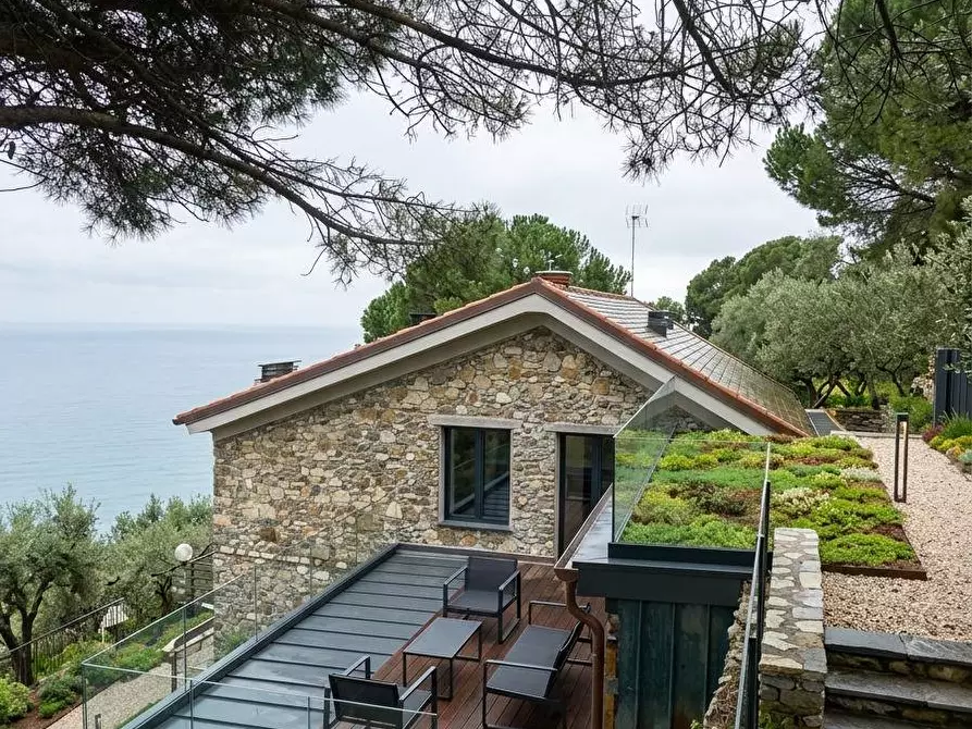 Immagine 1 di Villa in vendita  in Via Costa Di Cantalupo 21 a Genova