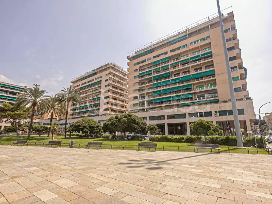 Immagine 1 di Locale commerciale in affitto  in Piazza Rossetti a Genova