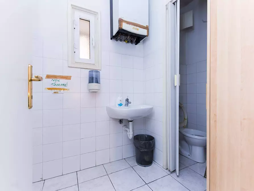 Immagine 26 di Appartamento in vendita  in corso ugo bassi a Genova