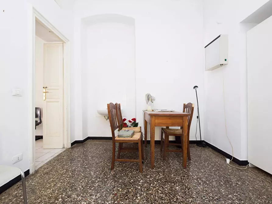 Immagine 35 di Appartamento in vendita  in corso ugo bassi a Genova