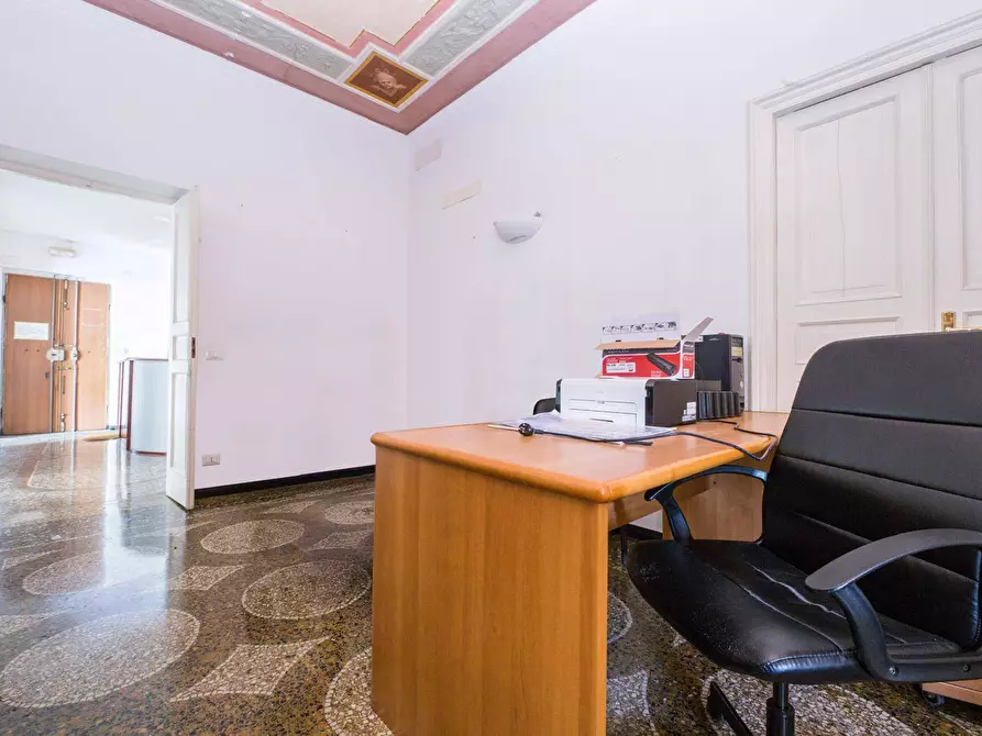 Immagine 36 di Appartamento in vendita  in corso ugo bassi a Genova