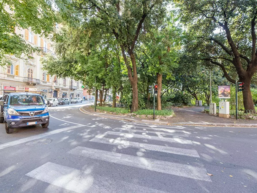 Immagine 42 di Appartamento in vendita  in corso ugo bassi a Genova