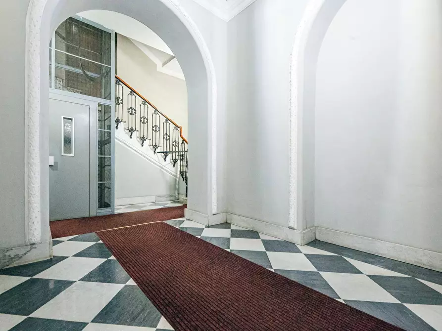 Immagine 38 di Appartamento in vendita  in corso ugo bassi a Genova