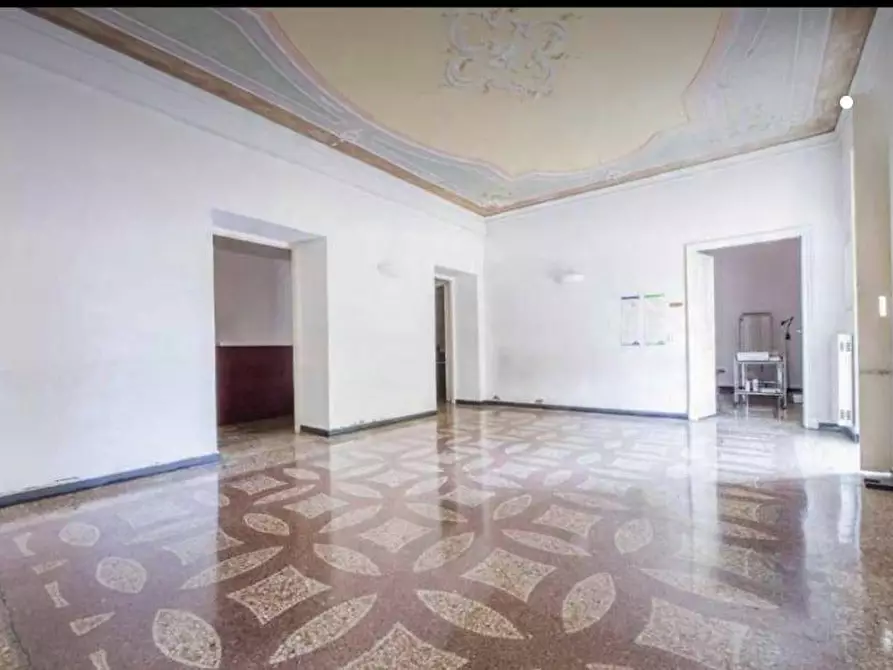 Immagine 39 di Appartamento in vendita  in corso ugo bassi a Genova