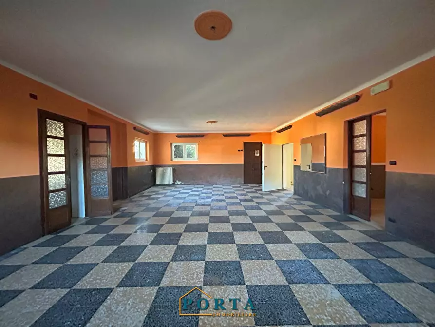 Immagine 16 di Locale commerciale in vendita  in Frazione Madonna della Neve 38 a Barolo