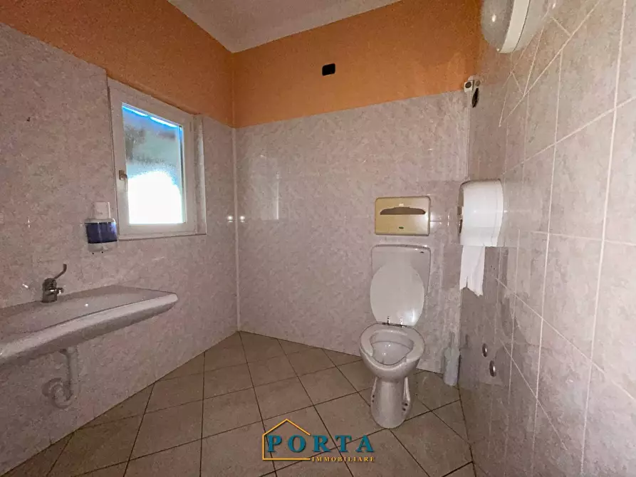 Immagine 20 di Locale commerciale in vendita  in Frazione Madonna della Neve 38 a Barolo