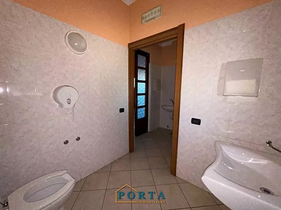 Immagine 21 di Locale commerciale in vendita  in Frazione Madonna della Neve 38 a Barolo