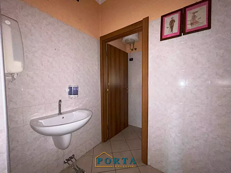 Immagine 23 di Locale commerciale in vendita  in Frazione Madonna della Neve 38 a Barolo