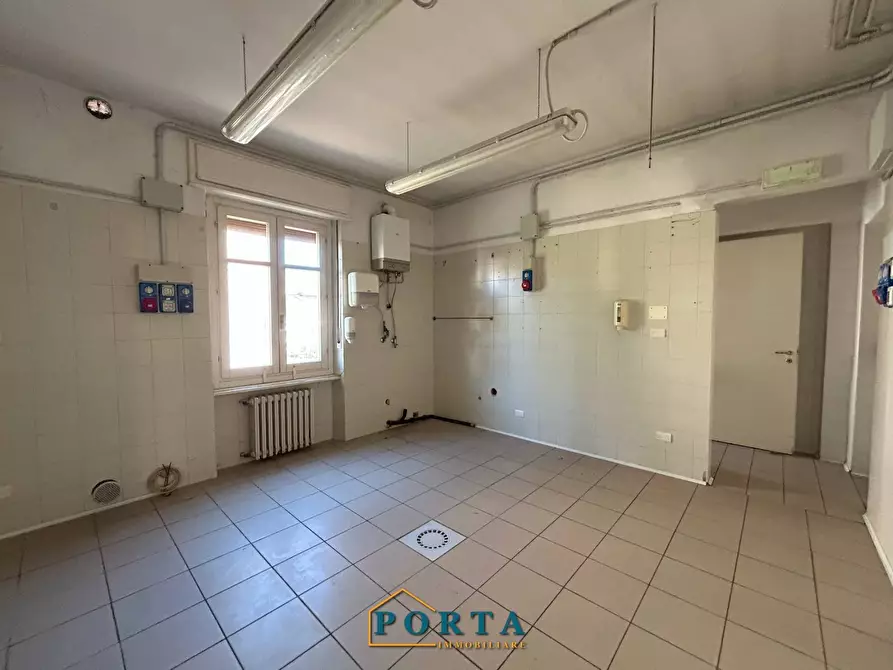 Immagine 24 di Locale commerciale in vendita  in Frazione Madonna della Neve 38 a Barolo