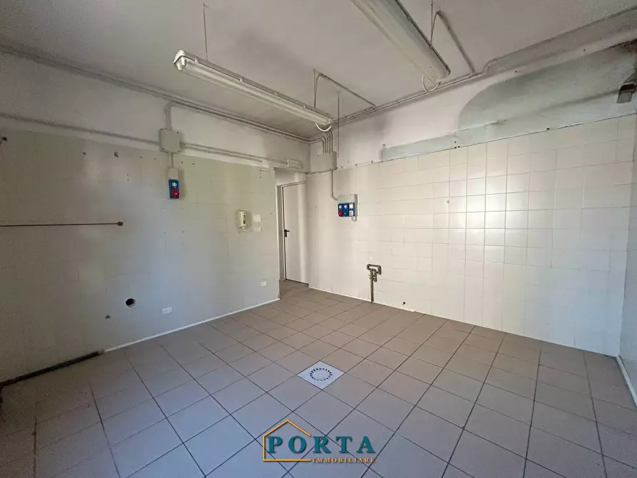 Immagine 26 di Locale commerciale in vendita  in Frazione Madonna della Neve 38 a Barolo