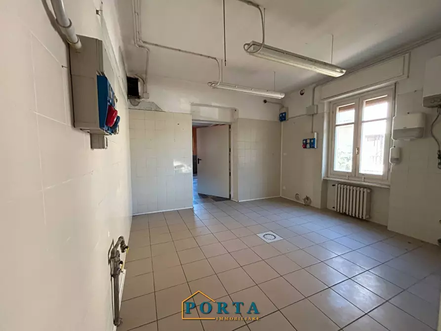 Immagine 28 di Locale commerciale in vendita  in Frazione Madonna della Neve 38 a Barolo