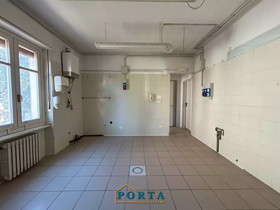 Immagine 30 di Locale commerciale in vendita  in Frazione Madonna della Neve 38 a Barolo