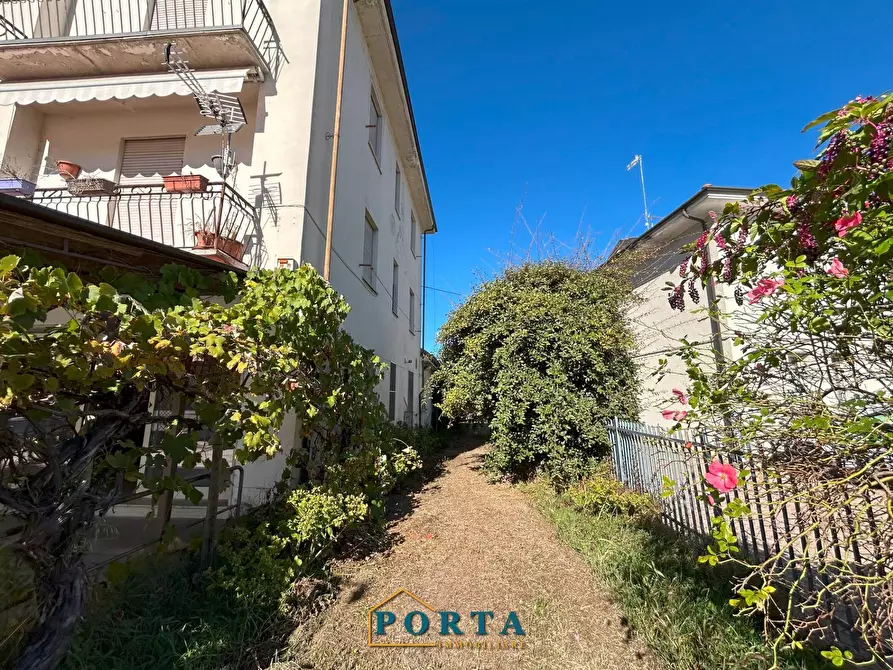 Immagine 31 di Locale commerciale in vendita  in Frazione Madonna della Neve 38 a Barolo