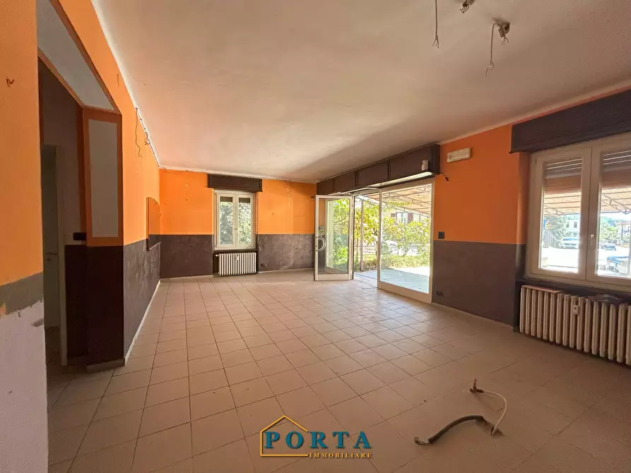 Immagine 5 di Locale commerciale in vendita  in Frazione Madonna della Neve 38 a Barolo