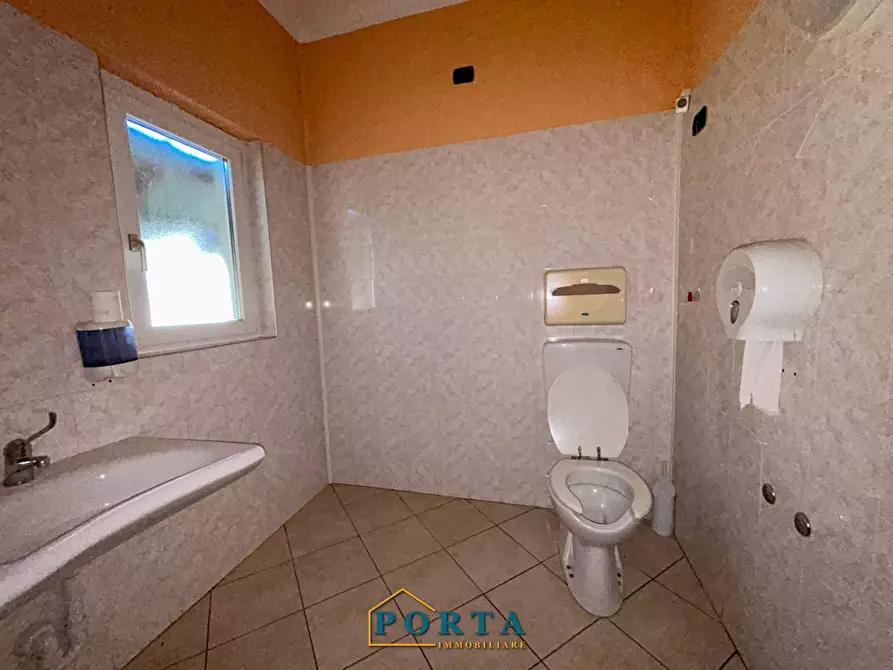 Immagine 22 di Locale commerciale in vendita  in Frazione Madonna della Neve 38 a Barolo