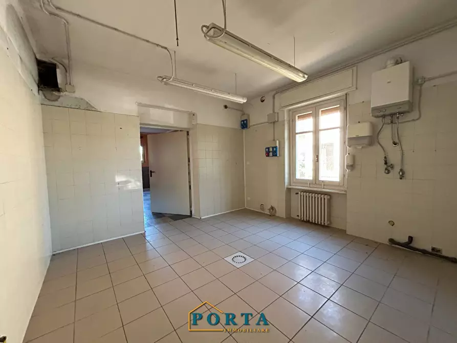 Immagine 27 di Locale commerciale in vendita  in Frazione Madonna della Neve 38 a Barolo