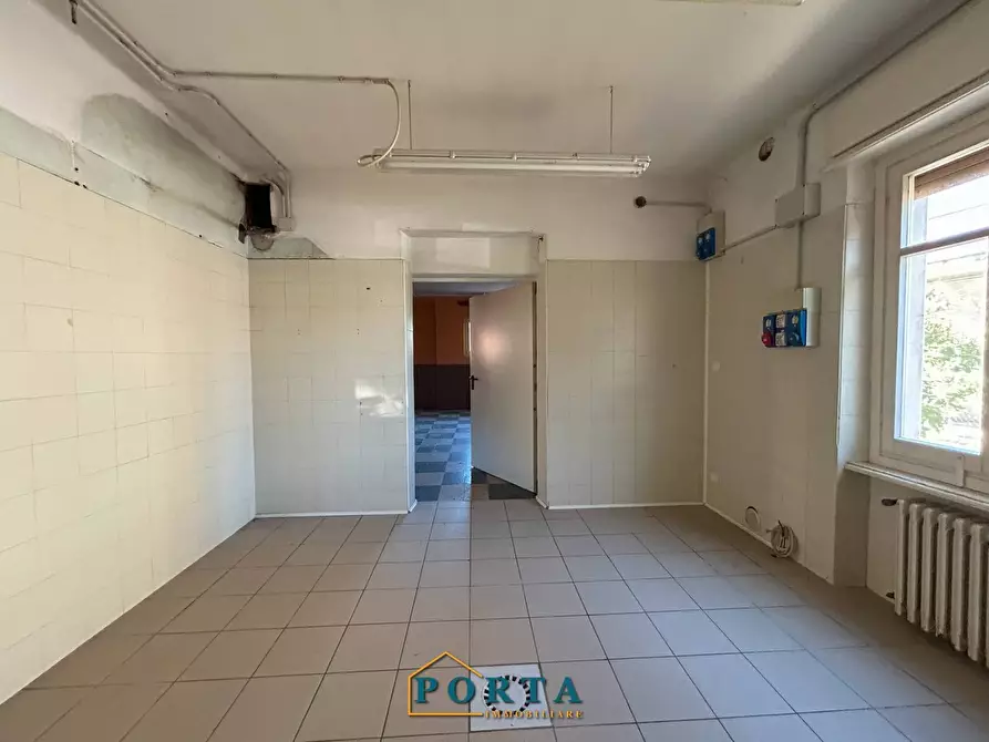 Immagine 25 di Locale commerciale in vendita  in Frazione Madonna della Neve 38 a Barolo