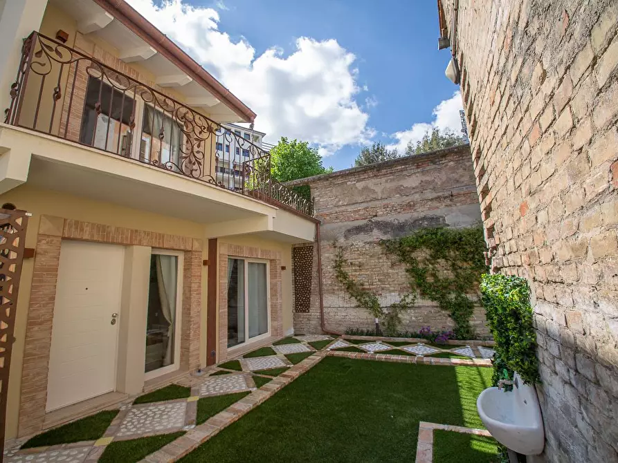 Immagine 3 di Villa in affitto  in Viale B. Croce 18 a Chieti