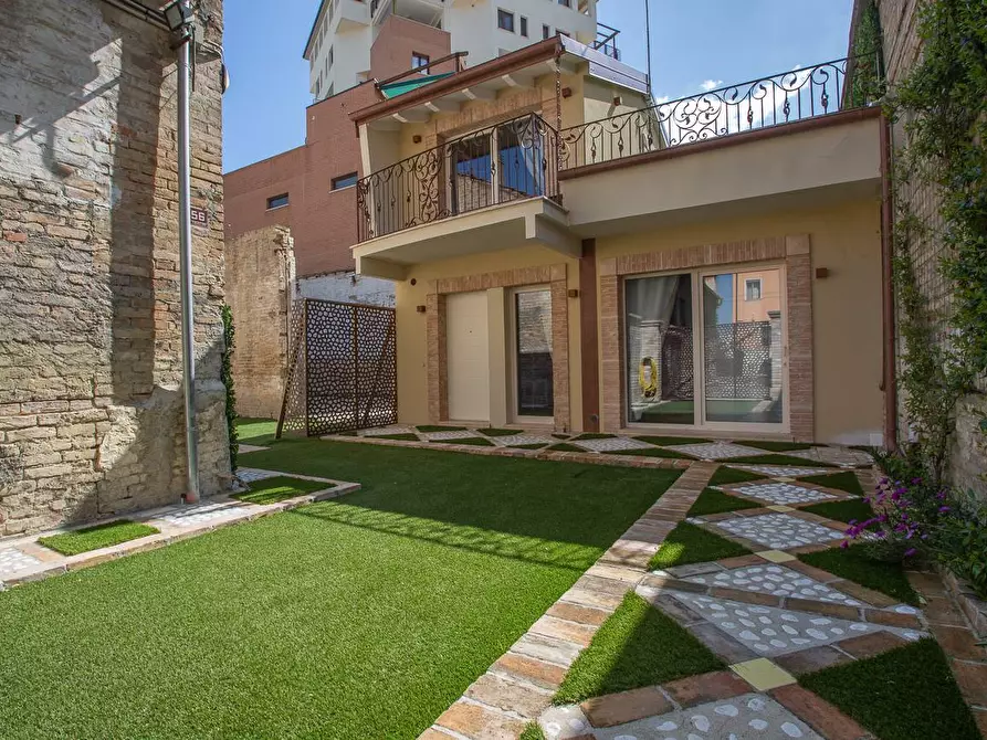 Immagine 8 di Villa in affitto  in Viale B. Croce 18 a Chieti