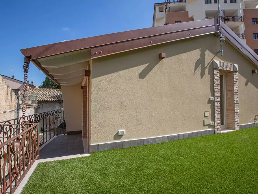 Immagine 22 di Villa in affitto  in Viale B. Croce 18 a Chieti