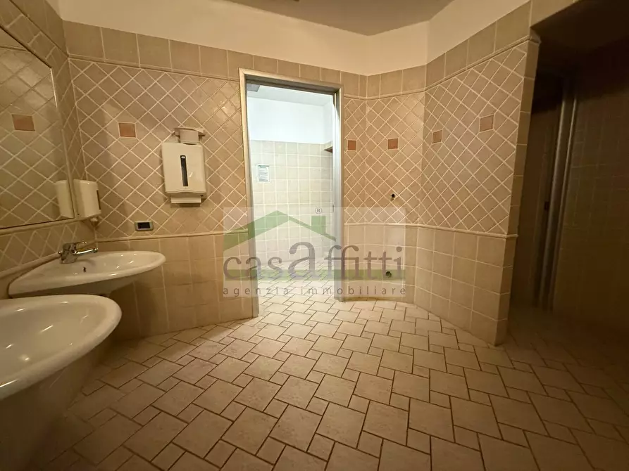 Immagine 14 di Locale commerciale in affitto  in Via Pietro Nenni a Chieti