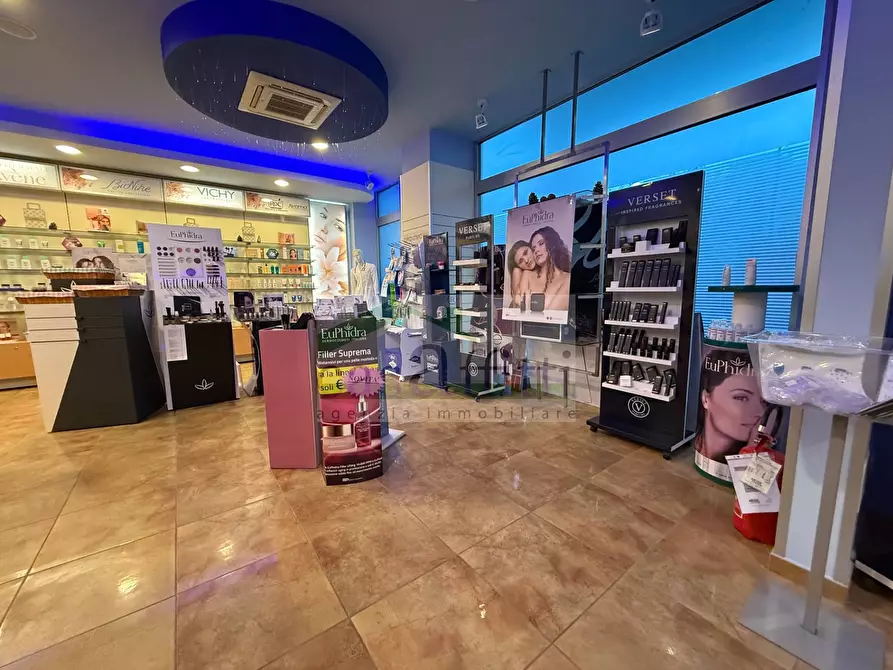 Immagine 4 di Locale commerciale in vendita  in Via Papa Giovanni Paolo II 7 a Chieti
