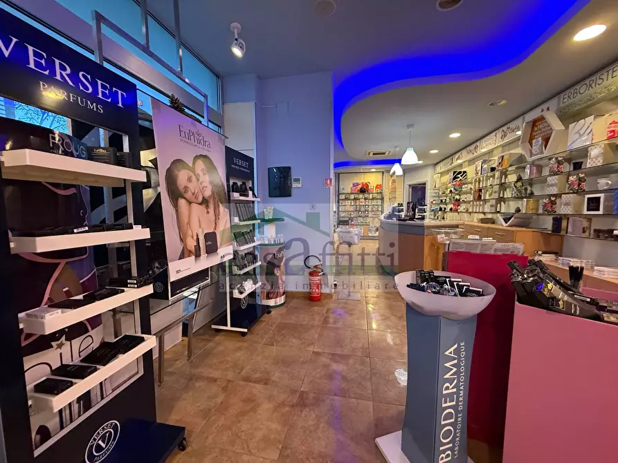 Immagine 9 di Locale commerciale in vendita  in Via Papa Giovanni Paolo II 7 a Chieti