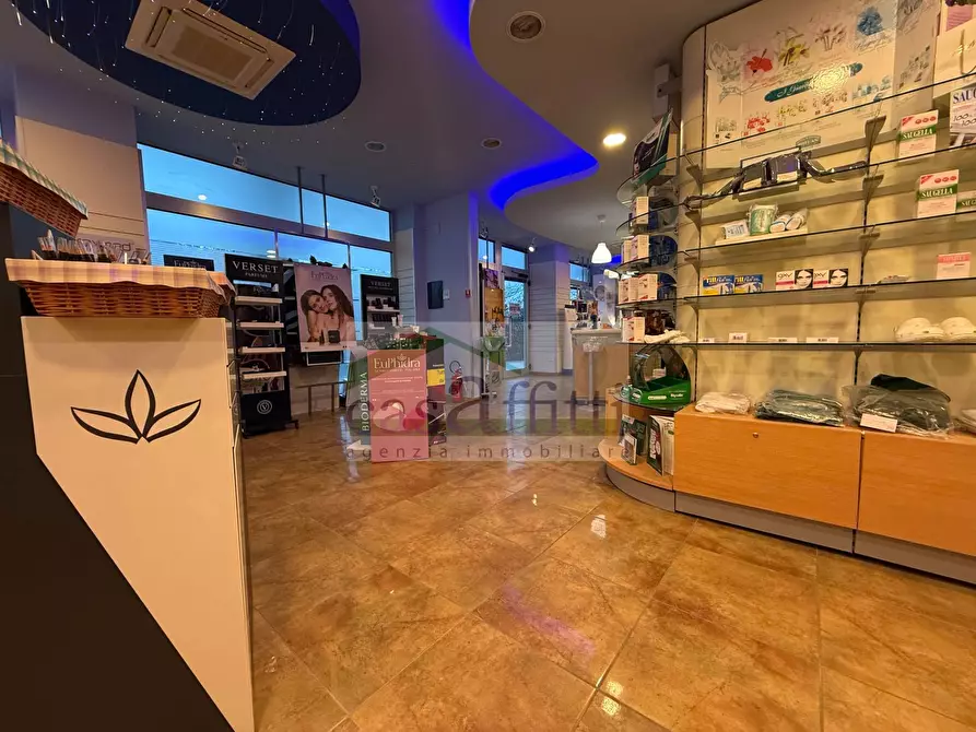 Immagine 5 di Locale commerciale in vendita  in Via Papa Giovanni Paolo II 7 a Chieti